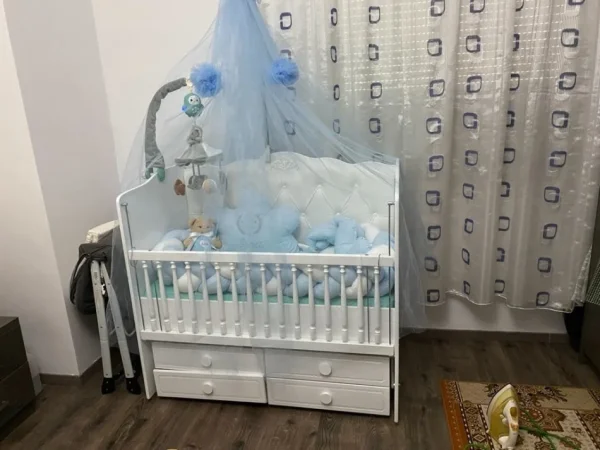 Tirane, shes krevat per bebe deri ne 5 vjec me sirtare 130 €