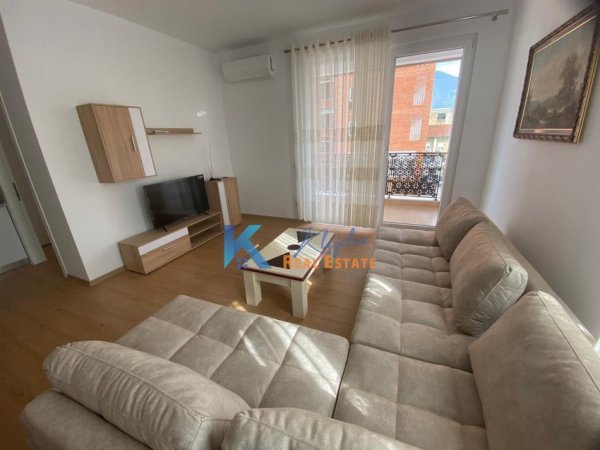 Tirane, jap me qera apartament 2+1+Ballkon Kati 3, 100 m² 650 € (Rruga e Dibres, mbi QSUT)