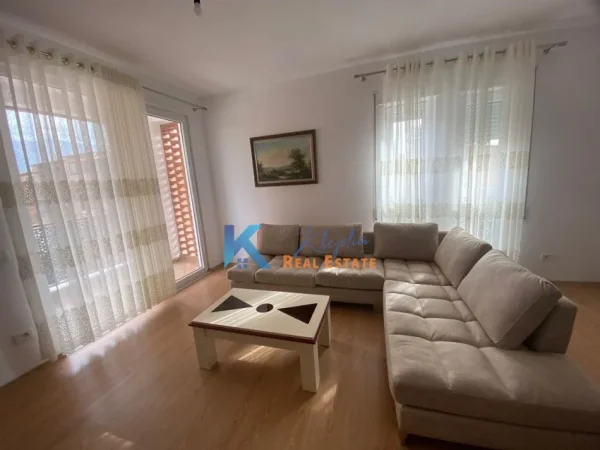 Tirane, jap me qera apartament 2+1+Ballkon Kati 3, 100 m² 650 € (Rruga e Dibres, mbi QSUT)