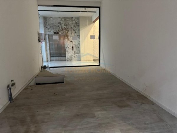 Tirane, jepet me qera ambjent biznesi Kati 0, 114 m² 1.200 € (21 Dhjetori , Garden Building)