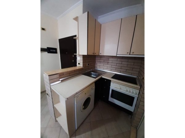 Tirane, jepet me qera apartament 1+1 , 55 m² 420 € (Frigoriferi)