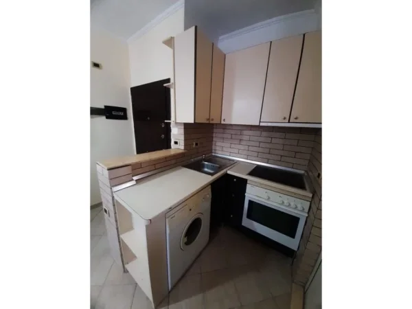Tirane, jepet me qera apartament 1+1 , 55 m² 420 € (Frigoriferi)