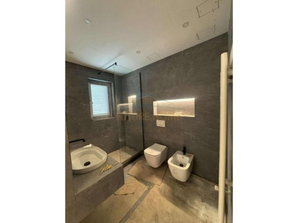 Tirane, shitet apartament 3+1 Kati 4, 119 m² 320.000 € (Kryqezimi Komuna e Parisit)