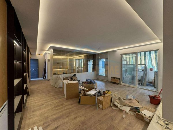 Tirane, shitet apartament 3+1 Kati 4, 119 m² 320.000 € (Kryqezimi Komuna e Parisit)