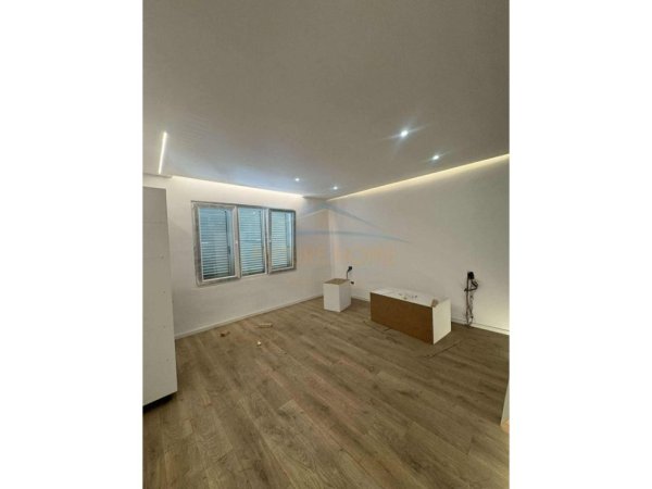 Tirane, shitet apartament 3+1 Kati 4, 119 m² 320.000 € (Kryqezimi Komuna e Parisit)