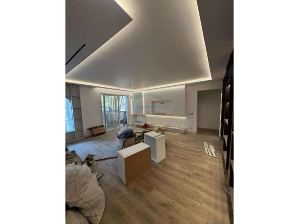 Tirane, shitet apartament 3+1 Kati 4, 119 m² 320.000 € (Kryqezimi Komuna e Parisit)