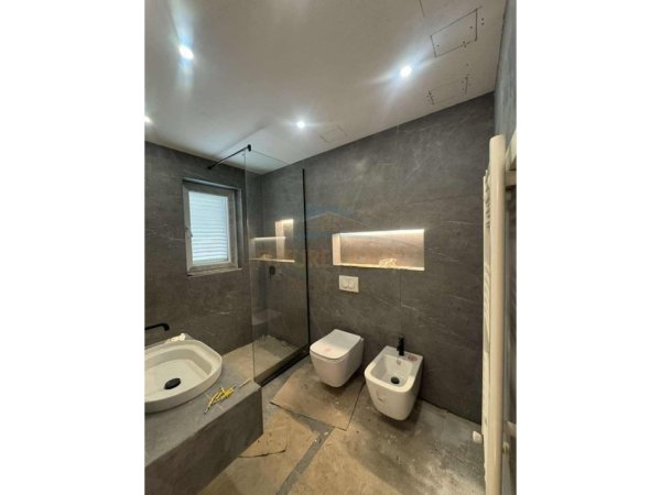 Tirane, shitet apartament 3+1 Kati 4, 119 m² 320.000 € (Kryqezimi Komuna e Parisit)