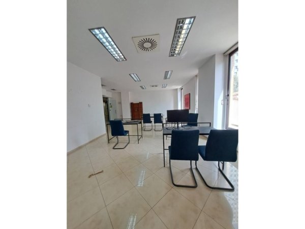 Tirane, jepet me qera ambjent biznesi Kati 2, 66 m² 1.000 € (QENDER)