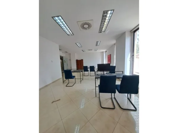 Tirane, jepet me qera ambjent biznesi Kati 2, 66 m² 1.000 € (QENDER)