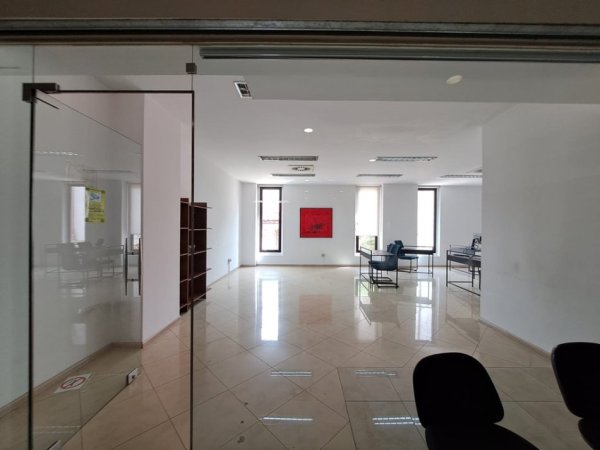 Tirane, jepet me qera ambjent biznesi Kati 2, 66 m² 1.000 € (QENDER)