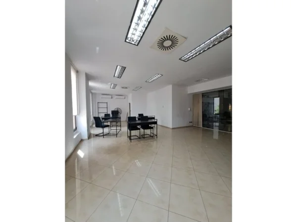 Tirane, jepet me qera ambjent biznesi Kati 2, 66 m² 1.000 € (QENDER)