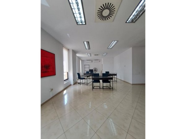 Tirane, jepet me qera ambjent biznesi Kati 2, 66 m² 1.000 € (QENDER)