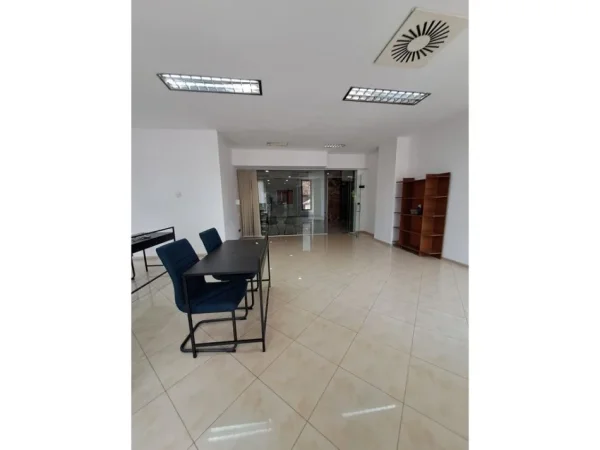 Tirane, jepet me qera ambjent biznesi Kati 2, 66 m² 1.000 € (QENDER)