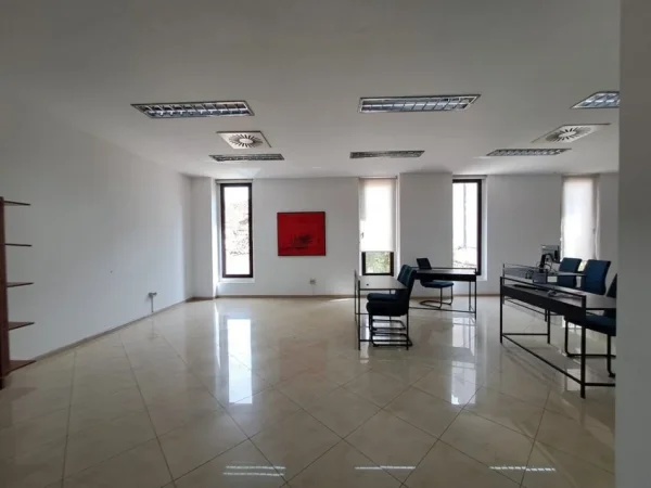 Tirane, jepet me qera ambjent biznesi Kati 2, 66 m² 1.000 € (QENDER)