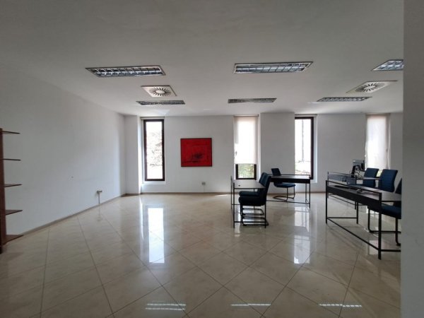 Tirane, jepet me qera ambjent biznesi Kati 2, 66 m² 1.000 € (QENDER)