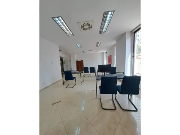 Tirane, jepet me qera ambjent biznesi Kati 2, 66 m² 1.000 € (QENDER)