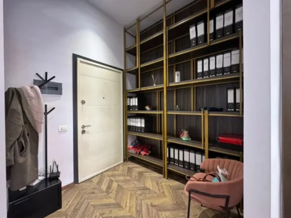 Tirane, jepet me qera zyre Kati 7, 55 m² 600 € (Astir)