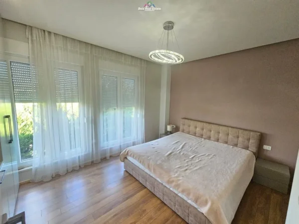 Tirane, jepet me qera Vile 4+1 Kati 3, 460 m² 3.500 € (kompleksi White Houses)