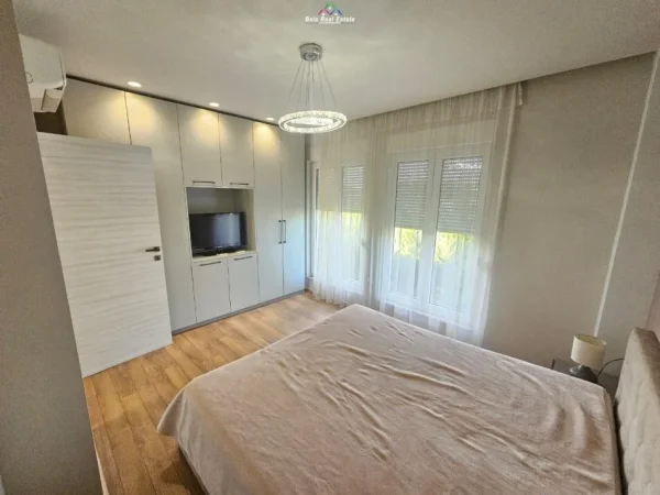 Tirane, jepet me qera Vile 4+1 Kati 3, 460 m² 3.500 € (kompleksi White Houses)