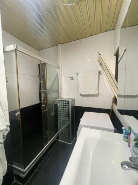 Tirane, jepet me qera apartament 2+1+Ballkon Kati 6, 125 m² 800 € (QENDER)