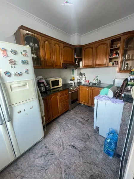 Tirane, jepet me qera apartament 2+1+Ballkon Kati 6, 125 m² 800 € (QENDER)