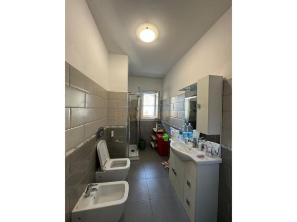 Tirane, jepet me qera apartament 1+1 Kati 4, 75 m² 370 € (Prane Restorant Fresku)