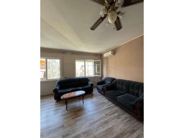 Tirane, jepet me qera apartament 1+1 Kati 4, 75 m² 370 € (Prane Restorant Fresku)
