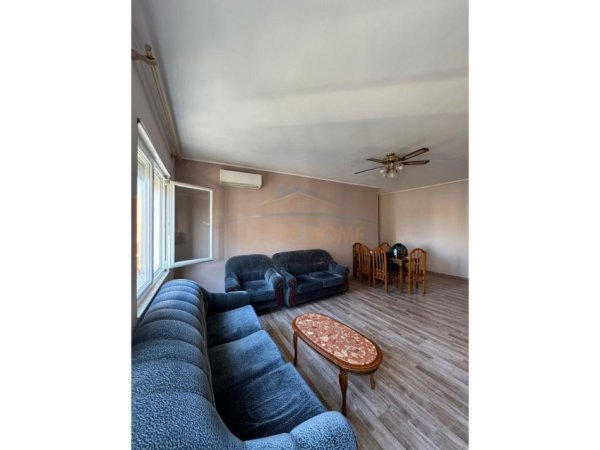 Tirane, jepet me qera apartament 1+1 Kati 4, 75 m² 370 € (Prane Restorant Fresku)