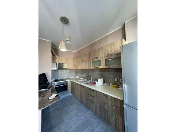 Tirane, jepet me qera apartament 1+1 Kati 4, 75 m² 370 € (Prane Restorant Fresku)
