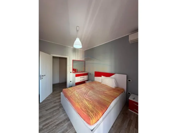 Tirane, jepet me qera apartament 1+1 Kati 4, 75 m² 370 € (Prane Restorant Fresku)
