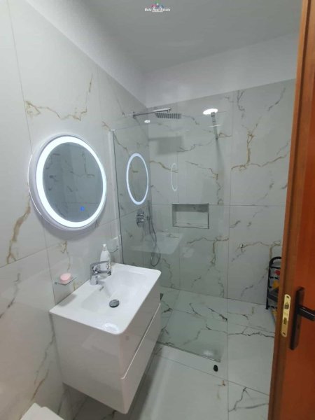 Tirane, jepet me qera apartament 1+1+Ballkon Kati 3, 60 m² 600 € (kodra e diellit)