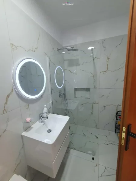Tirane, jepet me qera apartament 1+1+Ballkon Kati 3, 60 m² 600 € (kodra e diellit)