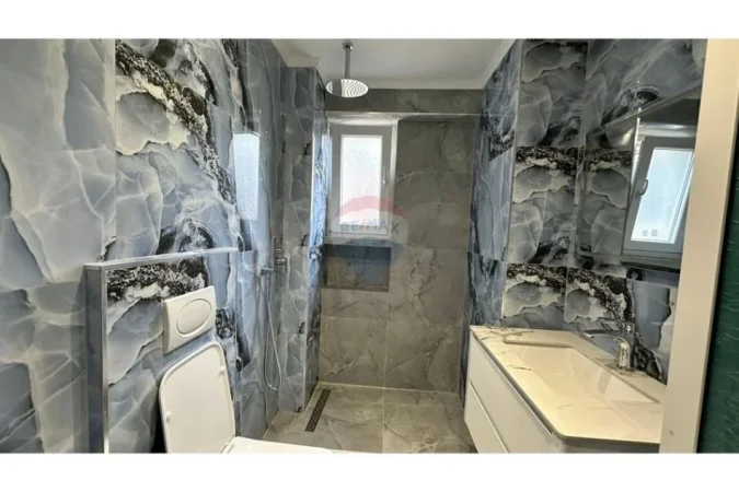 Tirane, jepet me qera zyre , 100 m² 900 € (Rruga e Durresit)