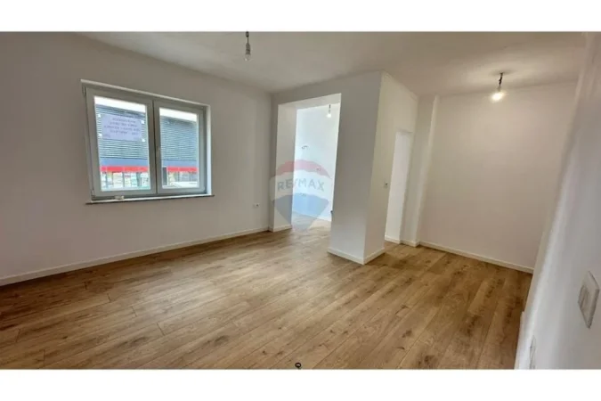 Tirane, jepet me qera zyre , 100 m² 900 € (Rruga e Durresit)