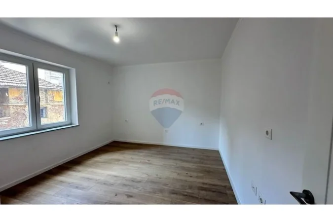 Tirane, jepet me qera zyre , 100 m² 900 € (Rruga e Durresit)