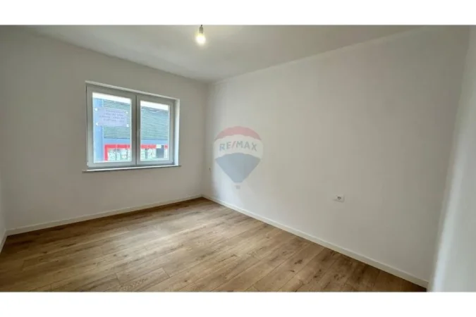 Tirane, jepet me qera zyre , 100 m² 900 € (Rruga e Durresit)