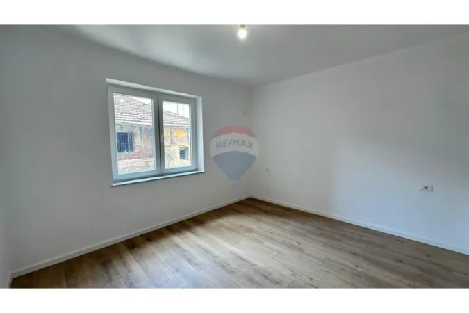 Tirane, jepet me qera zyre , 100 m² 900 € (Rruga e Durresit)