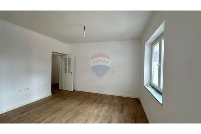Tirane, jepet me qera zyre , 100 m² 900 € (Rruga e Durresit)