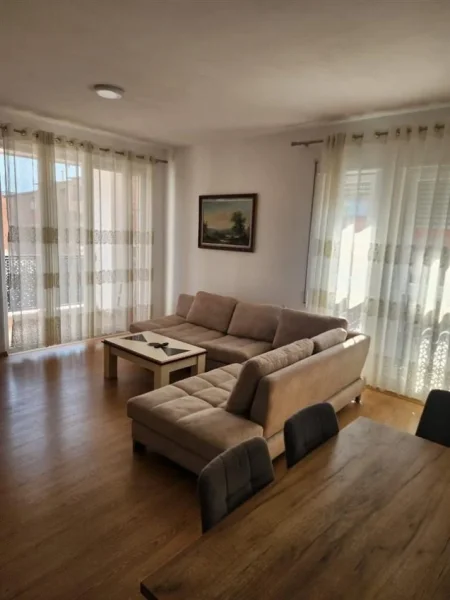 Super Apartament 2+1+2 me qeratek Rr. e Dibres, prane QSUT (650 Euro)