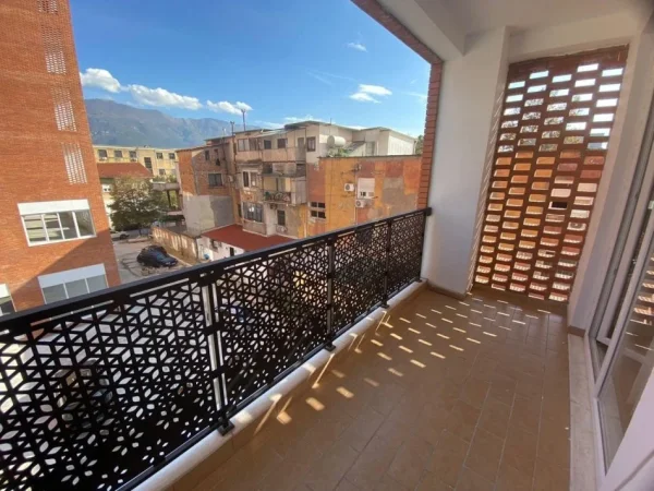 Super Apartament 2+1+2 me qeratek Rr. e Dibres, prane QSUT (650 Euro)