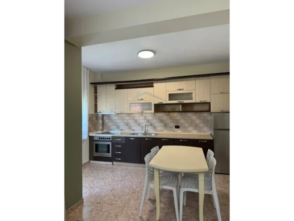 Tirane, jepet me qera apartament 2+1+Ballkon Kati 3, 146 m² 600 € (Kodra e Priftit)