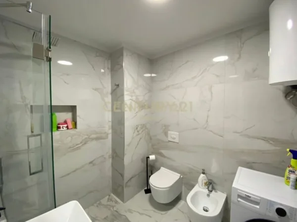 Tirane, jepet me qera apartament 1+1+Ballkon Kati 6, 60 m² 600 € (VASIL SHANTO)
