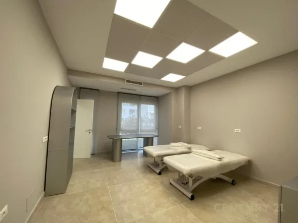 Tirane, jepet me qera ambjent biznesi Kati 1, 150 m² 2.700 € (Komuna e Parisit)