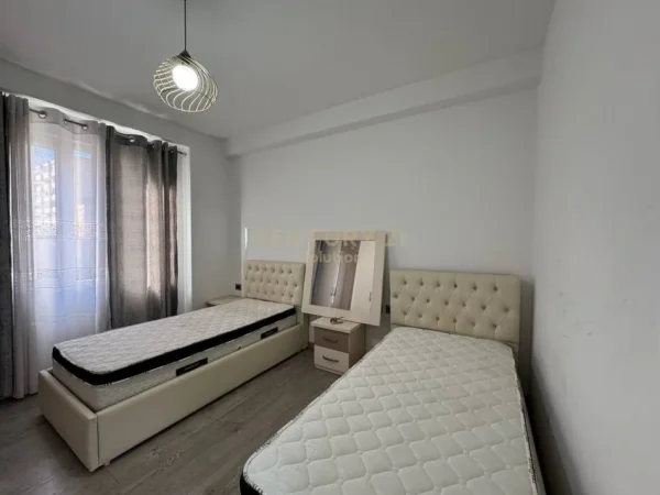 Tirane, jepet me qera apartament 2+1+Aneks+Ballkon Kati 4, 103 m² 620 € (Astir)