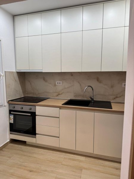 Tirane, jepet me qera apartament 1+1+Ballkon Kati 4, 58 m² 600 € (FERIT XHAJKO)
