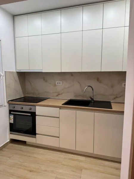 Tirane, jepet me qera apartament 1+1+Ballkon Kati 4, 58 m² 600 € (FERIT XHAJKO)