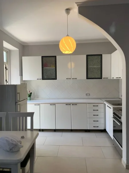 Tirane, jepet me qera apartament 1+1+Ballkon Kati 3, 60 m² 600 € (MYSLYM SHYRI)