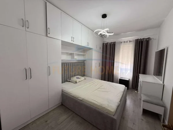 Tirane, jepet me qera apartament 1+1 Kati 3, 56 m² 400 € (UNAZA E RE)