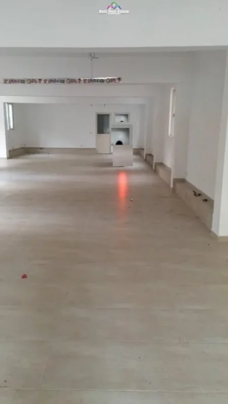 Tirane, jepet me qera dyqan Kati 0, 130 m² 1.500 € (rruga e kavajes)