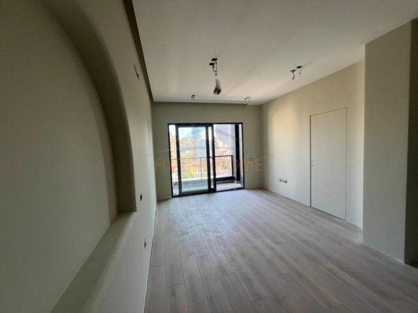 Tirane, jepet me qera apartament 1+1+Ballkon Kati 7, 64 m² 800 € (Rruga e Barrikadave)